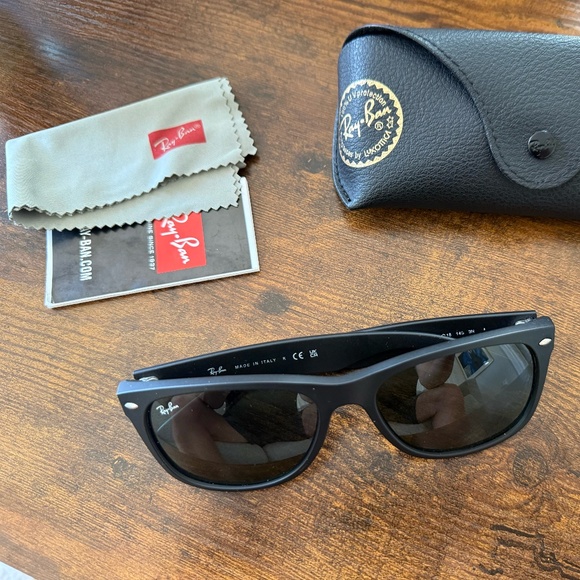 Practically new Unisex Ray Ban New Wayfarer sunglasses - Picture 1 of 2